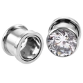 Nahaufnahme von silbernen Fleischtunneln mit klaren, runden Zirkonia-Steinen - 10mm / Weißer Zirkon