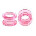 Detailansicht der rosa transparenten Acryl-Ohr-Expander mit hohlem Design und glatter Form - US 2 / Rosa