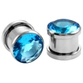 Makro-Detail von Ohr-Plugs aus Edelstahl mit großen, runden blauen Zirkoniasteinen - 10mm / Aquamarin