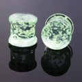 Leuchtende grüne Glas-Ohr-Expander mit Double Flare Design auf reflektierendem Grund - 5mm / Fluoreszierendes Grün Kurzer Stecker (5mm)