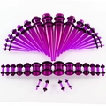 Makroaufnahme von lila Acryl-Dehnungsstäben und Plugs-Set mit schwarzen O-Ringen - Amethyst