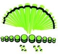 Dehnstäbe Set aus neon-grünem Acryl mit Plugs und schwarzen Gummiringen für das Ohr - Set mit grünen Zirkonia