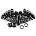 Macro-opname van de zwarte acryl oorpiercing stretchset met verschillende maten tapers en tunnels - 28 Stuks / Zwart