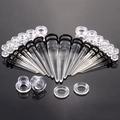 Detail van heldere acryl ear stretching kit met tapers en zwarte rubberen ringen - 28 Stuks / Transparant