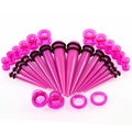 Macro-opname van 28-delige roze acryl oorstretchers set met tapers, plugs en O-ringen - 28 Stuks / Paars