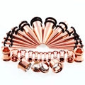Detailliertes Set aus roségoldenen Dehnstäben und Tunneln mit schwarzen O-Ringen - Roségold