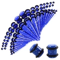 Dehner-Set aus blauem Acryl mit weißem Tintenspritzmuster und schwarzen Gummiringen - Himmelblau
