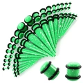 Details von grünen Acryl-Dehnstäben und Plugs Set mit weißem Spritzmuster und O-Ringen - Grün