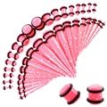 Detailansicht von rosa gesprenkelten Acryl-Dehnungsstäben und Plugs mit O-Ringen - Rosa