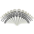 50-teiliges weißes Acryl-Ohrdehner-Set mit Taper und Plugs auf weißem Hintergrund - 50 Stück / Grau