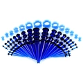 Detailliertes Set aus blauen Acryl-Dehnstäben und Tunneln in verschiedenen Größen - 50 Stück / Transparentes Blau