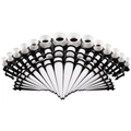 Detailliertes Set weißer Acryl-Ohrdehner und Plugs mit schwarzen O-Ringen aus Gummi auf Weiß - 50 Stück / Weiß