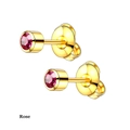 Vue détaillée de boucles d'oreilles dorées avec zircons roses à coupe ronde brillante - Or Magenta