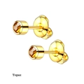 Vue macro détaillée de boucles d'oreilles dorées avec pierres précieuses topaze jaune - Or Champagne Doré