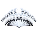 Detailliertes Set aus weißen Acryl-Dehnstäben und Sicheln mit schwarzen O-Ringen in Größen - Set mit weißen Zirkonia