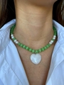 Dettaglio della collana con pietre occhio di gatto verdi, perle e ciondolo a cuore - Ciondolo a Cuore Bianco / Chiusura a Moschettone Occhio di Gatto Verde 38+5cm