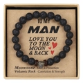 Detailansicht Herren Vulkanstein Armband mit Mondstein Perle in einer Geschenkbox - Für meinen Mann
