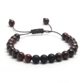 Détail macro du bracelet tressé ajustable avec oeil de tigre rouge et perles noires - Rouge et Noir Mat