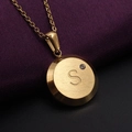 Collar de acero inoxidable dorado con letra S y circón en colgante redondo cepillado - Dorado S