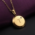 Collar de disco de acero inoxidable dorado con la letra T grabada y una pequeña circonita - Dorado T