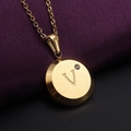 Collar minimalista de acero inoxidable dorado con letra V y circón en colgante redondo - Dorado V
