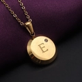 Collar dorado con colgante de letra E en acero cepillado y detalle de piedra circón - Dorado E