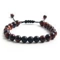 Detailweergave van verstelbare tijgeroog en matte zwarte stenen kralen armband - Rood Tijgeroog & Matte Steen