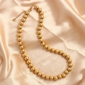 Elegante collar de bolas de acero inoxidable chapado en oro sobre tela de seda champán - Dorado 10mm