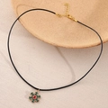 Kerst ketting met groene sneeuwvlok hanger, rode strassteen en gouden accenten - Rood en Groen Sneeuwvlok Hanger Stijl (NY02-7)