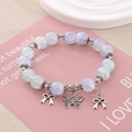 Pulsera de cuentas azul claro y violeta con colgantes de mariposa y detalles vintage - Diámetro de perla 10mm / Degradado Azul Claro y Púrpura