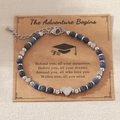 Pulsera de graduación de cuentas azules con colgante corazón plateado letra B - Letra B