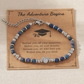 Bracelet en perles bleues avec cœur gravé lettre H sur une carte de remise de diplôme - Lettre H