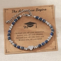 Bracelet en perles bleues avec breloque cœur lettre R sur carte de remise des diplômes - Lettre R