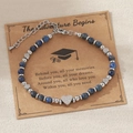 Bracelet perlé bleu foncé avec pendentif cœur lettre S sur carte cadeau en carton brun - Lettre S