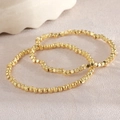 Zweiteiliges Set goldener Perlenarmbänder mit runden und würfelförmigen Metallperlen - 4+3mm Quadratperlen Armband Stapel