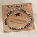 Bracelet perlé bleu avec pendentif cœur lettre W sur une carte de cadeau - Lettre W