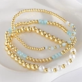 Stapelbares Stretch-Armband-Set mit Goldperlen, blauen Steinen und weißen Perlen - Mischmaterialien Dreifach-Kombinationsstil / 3-teiliges Armband-Set