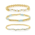Dreiteiliges goldene Perlenarmband-Set mit weißen Perlen und hellblauen Steinperlen - 6+4mm Echtvergoldeter Kupferperlen Armband Stapel
