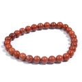Détail du bracelet en jaspe rouge 8mm avec une texture minérale polie et lisse - Jaspe Rouge