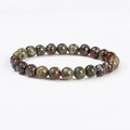 Détail d'un bracelet en perles de pierre de sang de dragon avec textures vert et rouge - Pierre Sang de Dragon