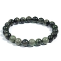 Détail de perles en pierre naturelle vert foncé avec texture marbrée sur bracelet élastique - Variscite