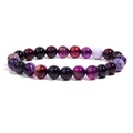 Gros plan de perles d'agate naturelle rayées aux tons violets et bordeaux sur bracelet - Agate Rubanée Violette