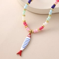 Bunte Boho-Perlenkette mit weiß-blau gestreiftem Fisch-Anhänger und goldenen Zwischenperlen - Blau Weiß Gestreift (NAL04-6) / Perlenkette / Blau-Weiß Gestreifter Fisch (NAL04-6)