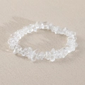 Bracciale in cristallo di rocca naturale con schegge irregolari su sfondo in pietra neutra - Quarzo Ialino Naturale (Elastico) NB19-9