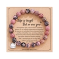 Naturstein-Armband mit 8mm rosa Zebra-Perlen und Herzanhänger auf Kraftkarton - Rhodonit Mit Karte