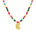 Collana di perline colorate con ciondolo a lettera E placcato oro dal design vivace - Lettera E