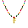 Collana di perline colorate con ciondolo lettera F placcato oro e design vivace - Lettera F