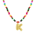 Collana di perline colorate con ciondolo a forma di lettera K dorata stile palloncino - Lettera K