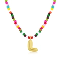 Collana di perline colorate con un ciondolo dorato a forma di lettera L lucida - Lettera L