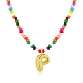 Collana di perline arcobaleno con ciondolo a bolla lettera P placcato oro 3D su fondo bianco - Lettera P